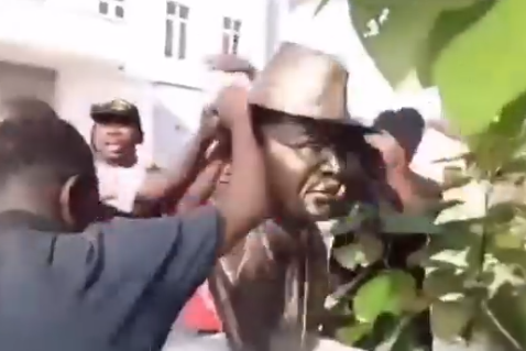 Fubara supporters Destroy Statue Of Wike